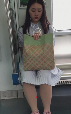 漂亮的蓝裙美女