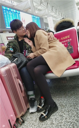 在男友身边的黑丝小姐姐