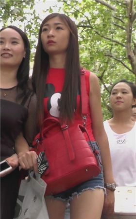 红衣长腿牛仔热裤美女