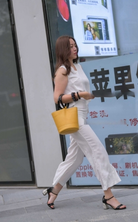 傍晚偶遇气质白裤美女-难以忘怀 [17P]