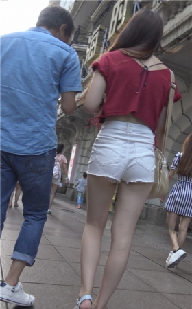 红衣长发美女