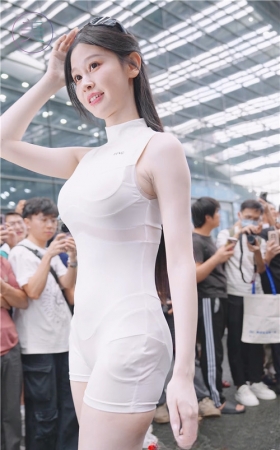 连体紧身衣美女