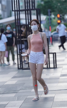 白色高腰热裤美女【套图+视频】