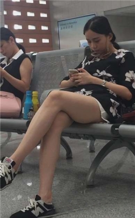 车站候车室偶遇白皙长腿短裙运动鞋美眉。