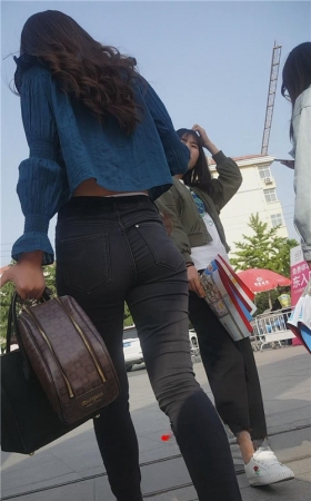 黑色牛仔裤妹子