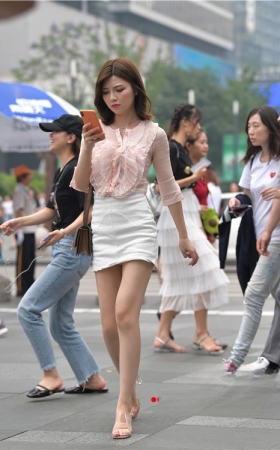 逛街的白裙美女(86P)