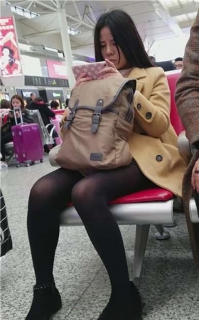 4k-高铁站候车室拍摄低头玩手机的黑丝美腿女孩