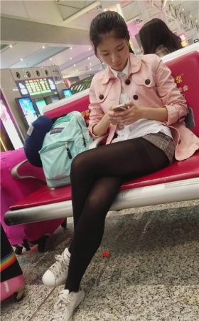 粉衣黑丝小姐姐