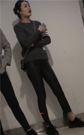 漂亮的长腿皮裤美女
