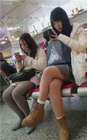 4k-高铁站候车室拍摄会丝袜白毛衣长腿美女姐妹