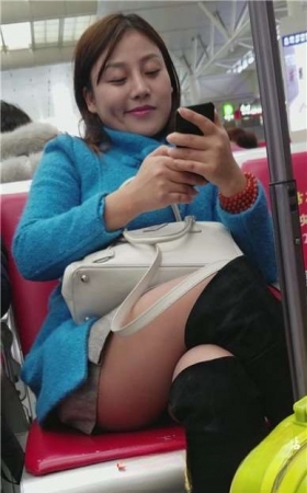 4k-高铁站候车室拍摄微笑甜美的酒窝美女