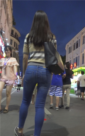 蓝色牛仔紧身裤小姐姐