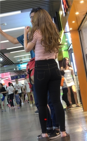 黑色高腰牛仔裤丰腴小姐姐