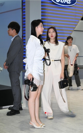 美女摄影师(100P)