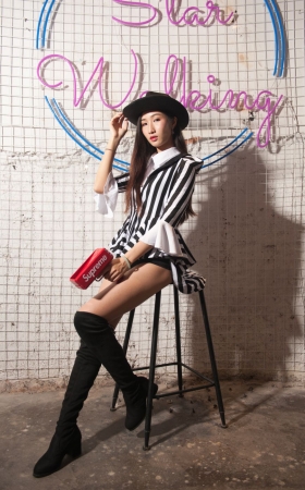 紧身裤长腿时尚美女