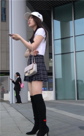 短裙美女小姐姐