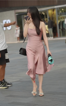 性感的吊带粉色长裙美女【套图+视频】