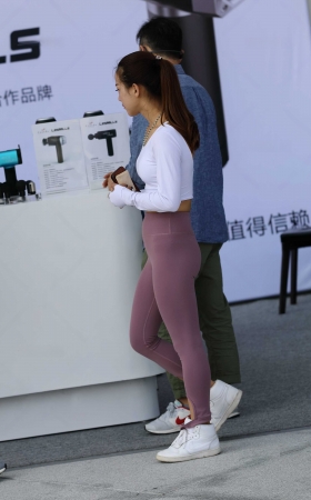 性感粉红紧身裤美女 [17P]