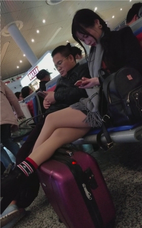 玩手机的漂亮小姐姐