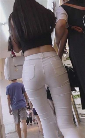 街拍超级紧绷白裤露脐装美眉 [1.73 GB]