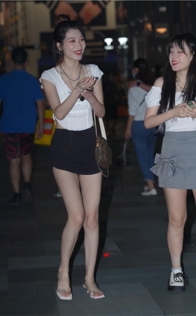 漂亮的长腿美女(151P)