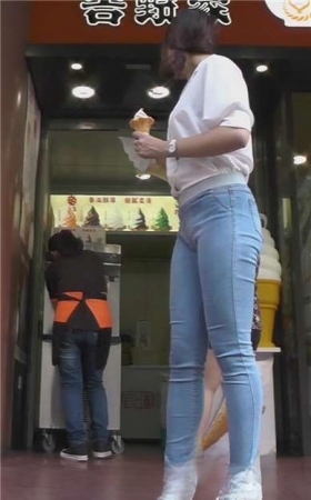 脸色红润紧身蓝牛好身材美女跟男友手挽手压马路。[639 MB]