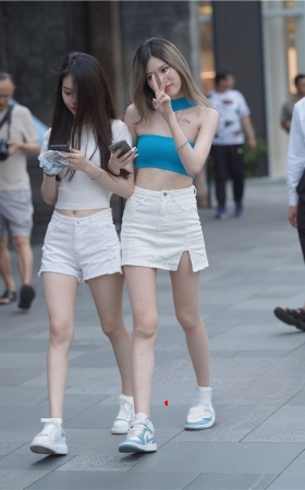 性感的白裙抹胸美女(74P)