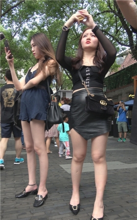包臀皮裙美女小姐姐