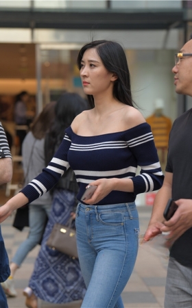 漂亮的牛仔紧身裤美女(31P)