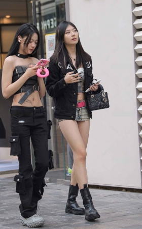 牛仔短裤女孩 [24P]
