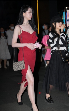 吊带红色长裙美女(122P)