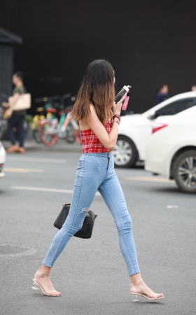 自信的牛仔小妹