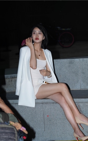 手机聊天的小姐姐(51P)