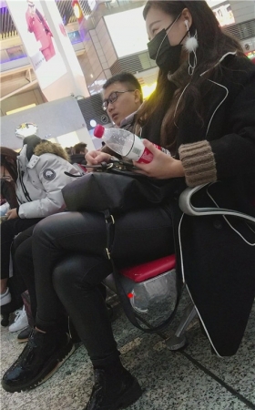 候车室戴口罩的妹子