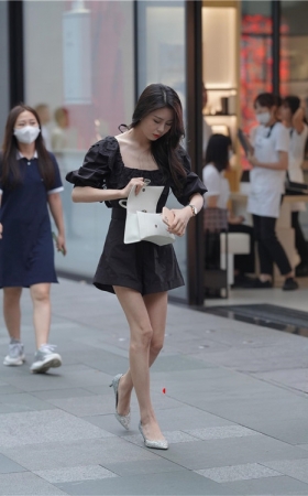 漂亮的黑色连体衣美女【套图+视频】