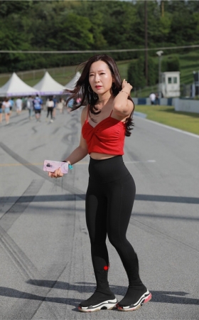 黑色紧身高腰翘屯美女(100P)
