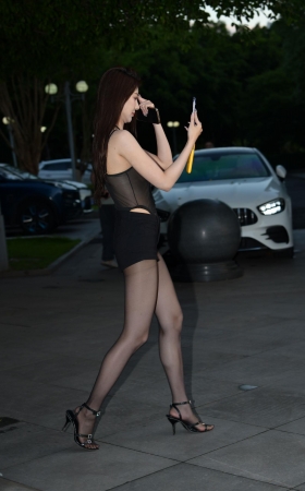 天然大长腿黑丝美女