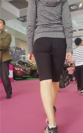 黑色紧身裤小姐姐