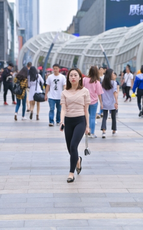 黑色紧身裤，润臀小妹