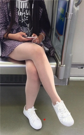 一直低头玩手机的美眉