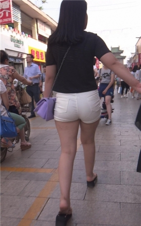 白色紧身小热裤