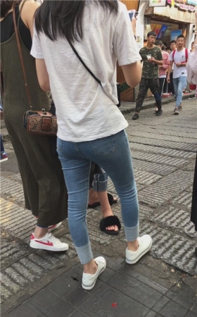 漂亮的牛仔妹子
