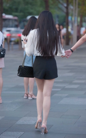 戴墨镜美女 [10P]