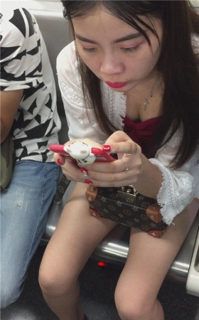玩手机的红唇MM
