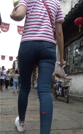 超紧牛仔裤小少妇