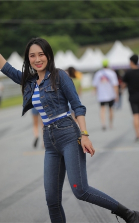 街拍牛仔紧身裤美女(24P)