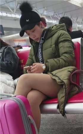 4k-高铁站候车室拍摄肉丝美腿鸭舌帽MM。