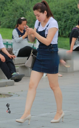 牛仔短裙白腿熟女（15P） [15P]