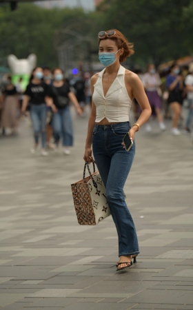 时尚的紧牛美女