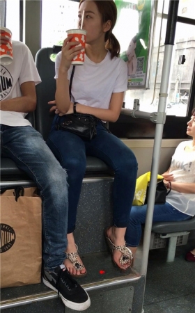紧身牛仔裤妹子